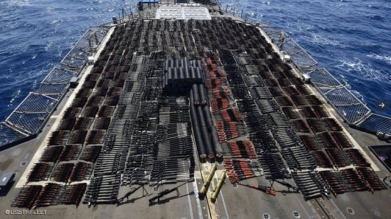 صورة للأسلحة التي تمت مصادرتها من قبل الأسطول الخامس