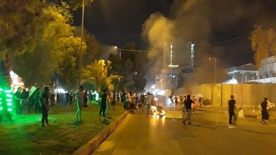  محتجون يحرقون الإطارات أمام القنصلية الإيرانية