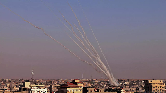 شاهد | حماس تطلق وابل من الصواريخ بإتجاه مدن إسرائيلية