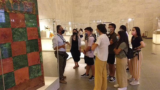 وفود سياحية تزور المتحف القومي للحضارة 