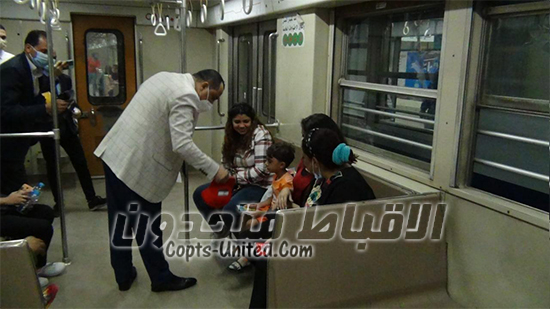 توزيع هدايا على الأطفال داخل مترو الأنفاق احتفالا بعيد الفطر