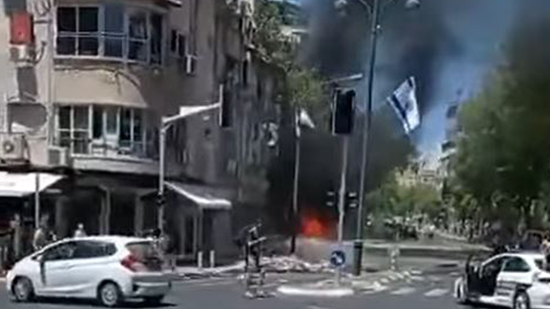 شاهد | لحظة سقوط صواريخ أطلقتها حماس على مدينة رمات الإسرائيلية