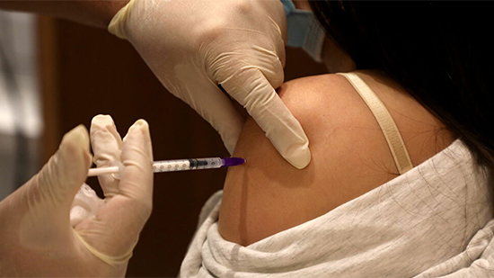 وزارة الصحة تكشف حقيقة تطعيم المواطنين ضد كورونا دون التسجيل أو تلقي رسالة بالموعد