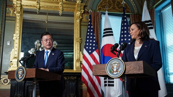 موقف محرج لكامالا هاريس مع رئيس كوريا الجنوبية