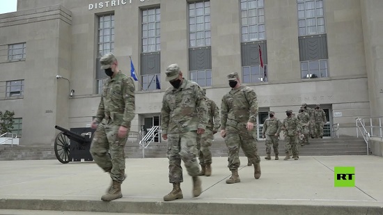  فيديو .. مئات من عناصر الحرس الوطني الأمريكي يغادرون واشنطن بعد شهور من تمركزهم فيها
