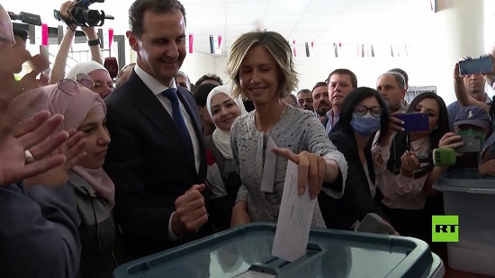 بشار الأسد برفقة زوجته يدلي بصوته في الانتخابات الرئاسية