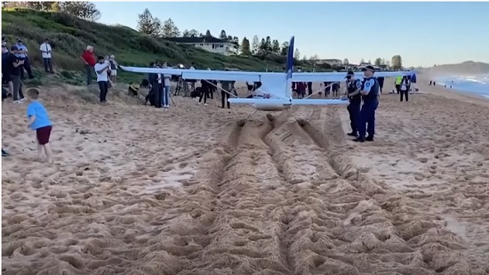 طائرة تهبط على أحد الشواطئ الأسترالية