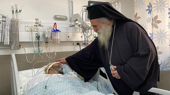 مطران القدس يزور احد الجرحى المصابين في غزة
