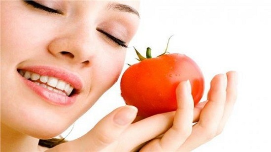 حل سهل ورخيص لمشاكل البشرة .. 3 طرق لعمل ماسك الطماطم
