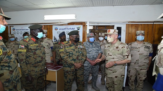 بالصور.. رئيس الأركان يشهد فعاليات ختام التدريب المشترك المصرى السودانى (حماة النيل) بجمهورية السودان 
