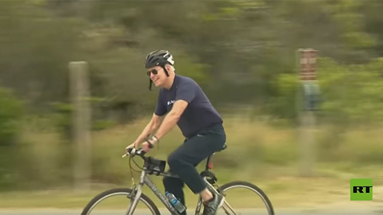 فيديو.. بايدن يقود دراجة هوائية في عيد ميلاد السيدة الأولى