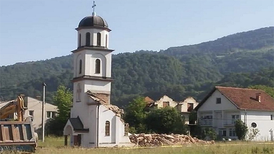 لحظة هدم كنيسة أرثوذكسية صربية في البوسنة