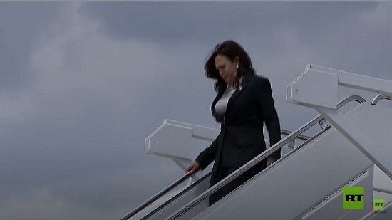  شاهد | عطل بطائرة نائبة الرئيس الأمريكي يضطرها للعودة
