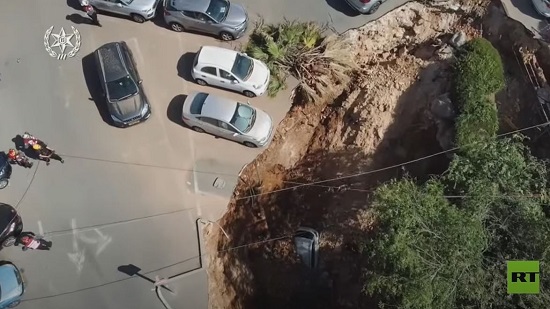  فيديو .. الشرطة الإسرائيلية تحذر من توسيع قطر الحفرة العملاقة بالقدس
