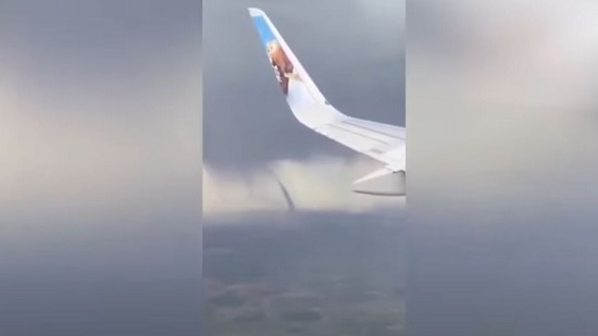 لقطات من طائرة لإعصار عنيف