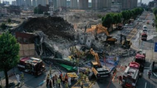 انهيار مبنى من 5 طوابق على حافلة بكوريا الجنوبية