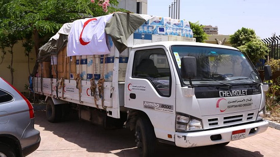 مساعدات غذائية وطبية للفلسطينيين بالتعاون مع الهلال الأحمر