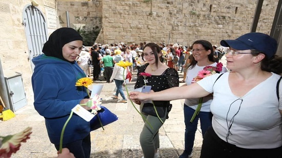  اليهود والعرب يتبادلون الورود في إسرائيل
