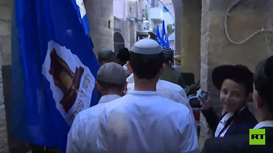 فيديو .. يهود يطوفون حول جبل الزيتون بالقدس ويلوحون بأعلام إسرائيلية