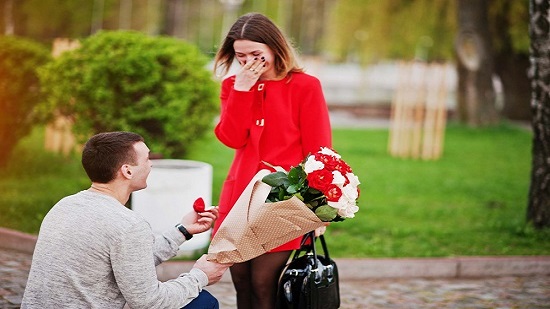  رجل يقدم زهور للفتاة التى يحبها
