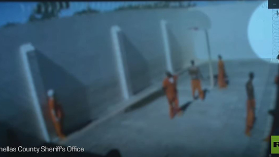 فيديو .. قاتل بأمريكا يحاول الهروب من سجن مقاطعة بينيلاس