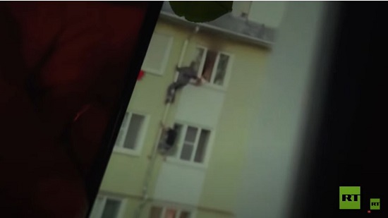  بالفيديو.. إنقاذ 3 أطفال من شقة مشتعلة في روسيا
