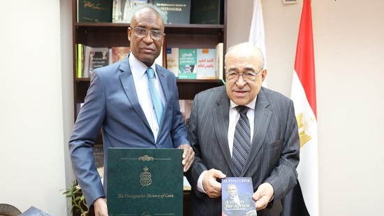  مدير مكتبة الإسكندرية يستقبل سفير غينيا
