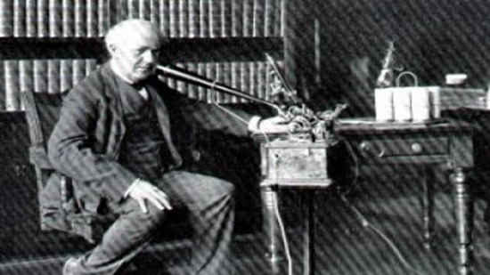 توماس إديسون يخترع أول جهاز لتسجيل الصوت / فونوغراف