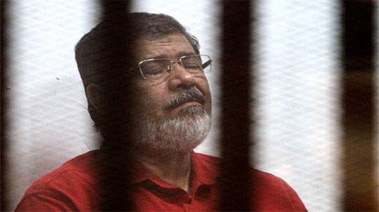 في مثل هذا اليوم..  سقوط محمد مرسي مغمىً عليه في نهاية جلسة محاكمته لتعلن وفاته في نفس اليوم