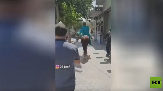 إيران.. مواطن يمتطي حصانا ويحمل سيف 
