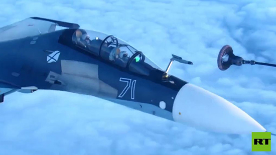 فيديو .. طيارون روس يتدربون على تزويد مقاتلاتهم بالوقود جوا