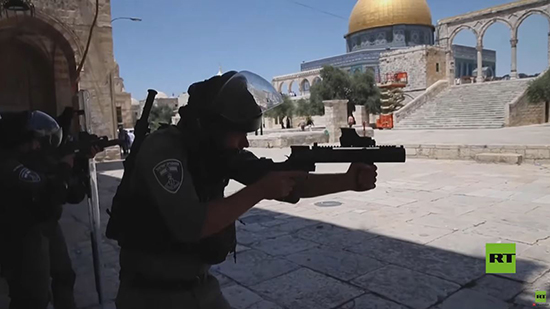 فيديو .. اشتباكات بين الفلسطينيين و الشرطة الإسرائيلية في باحات الأقصى