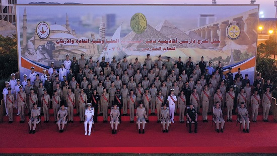  وزير الدفاع يشهد تخريج دورات جديدة من دارسى أكاديمية ناصر العسكرية العليا وكلية القادة والأركان 