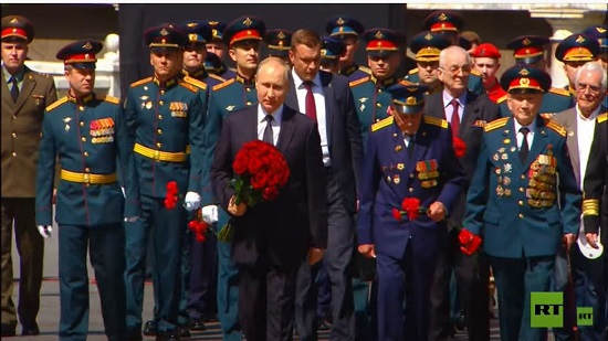 بوتين يضع إكليلا من الورد على ضريح الجندي المجهول