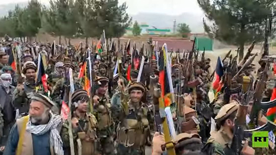 فضائية روسية : مسيرة مسلحة في أفغانستان قال المشاركون فيها : الموت لحركة طالبان (فيديو) 