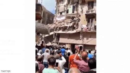 انهيار عقار مأهول بالسكان في الإسكندرية المصرية
