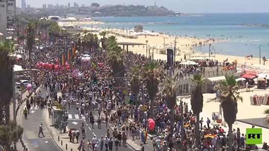 فيديو .. أكبر مسيرة بالعالم للمثليين في تل أبيب ورفع رايات قوس قزح 