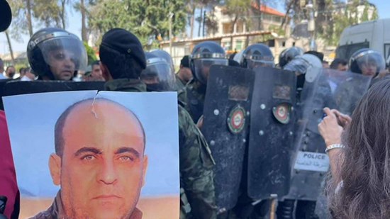 الشرطة الفلسطينية تواجه الاحتجاجات الغاضبة لوفاة 