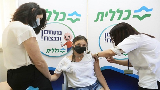  ابنة رئيس الوزراء الإسرائيلي تتلقى التطعيم ضد فيروس كورونا 