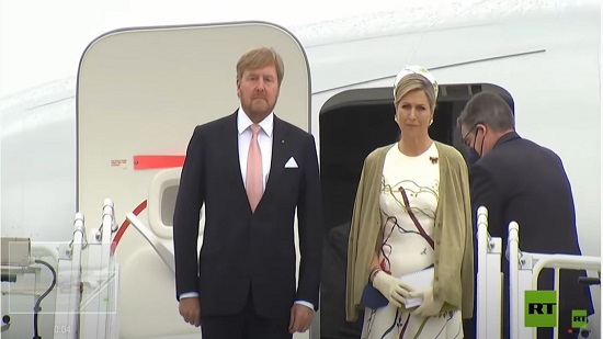 ملك هولندا يقود طائرة إلى ألمانيا