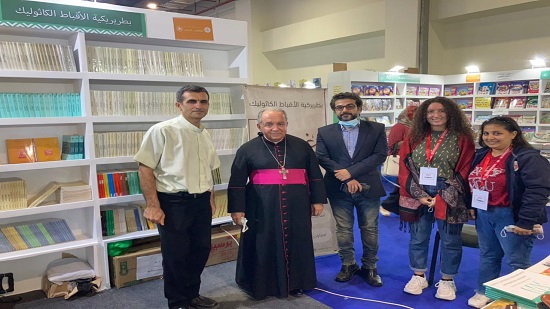  مطران الكنيسة المارونية يزور معرض القاهرة الدولي للكتاب