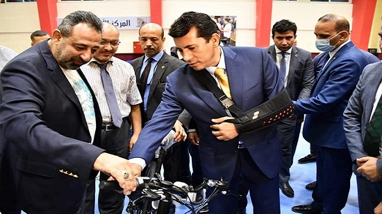 بالصور.. وزير الرياضة يُسلم 265 دراجة كهربائية للشباب ضمن مبادرة 