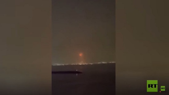  لحظة الانفجار العنيف بميناء جبل علي النفطي في دبي
