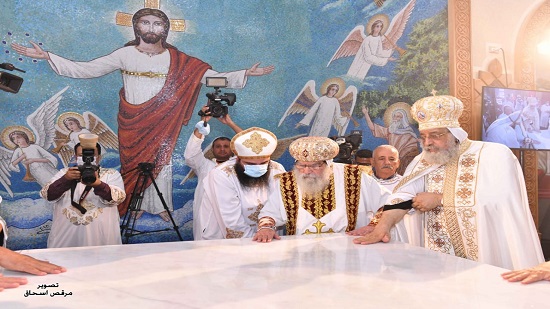 البابا يدشن أربعة مذابح ومعمودية بكنيسة 