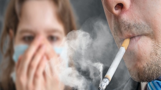 خبير بوزارة الصحة الروسية: تدخين السجائر أشد ضررًا فى الأجواء الحارة
