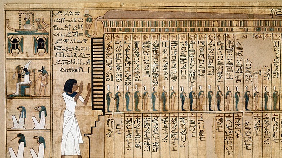 يفصل بينهما نصف عالم .. تطابق قطعتي كفن مومياء مصرية يكشف عن لغز عمره 2300 عام