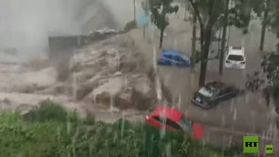  فيديو .. ذعر في الصين .. الأمطار الغزيرة تجرف السيارات 
