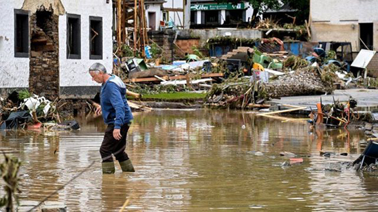 لوفيجارو: الفيضانات تقتل العشرات في ألمانيا وميركل مصدومة من الكارثة