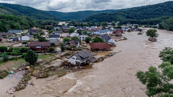  لوفيجارو : الفيضانات تقتل العشرات في ألمانيا وميركل مصدومة من الكارثة 