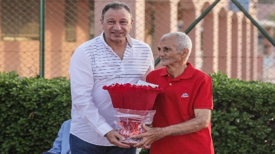 أقدم مشجع للأهلي في المغرب يهدي الخطيب «بوكيه ورد